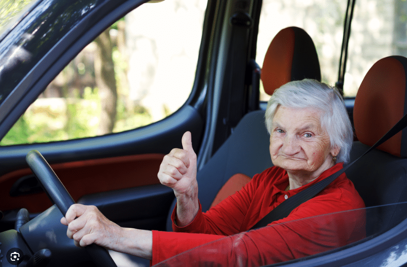idoso dirigindo