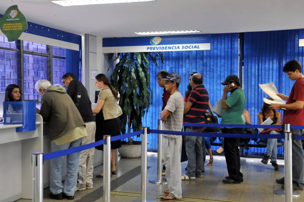 Fila Inss Fila do INSS ultrapassou 2 milhões de pessoas para desespero do Governo
