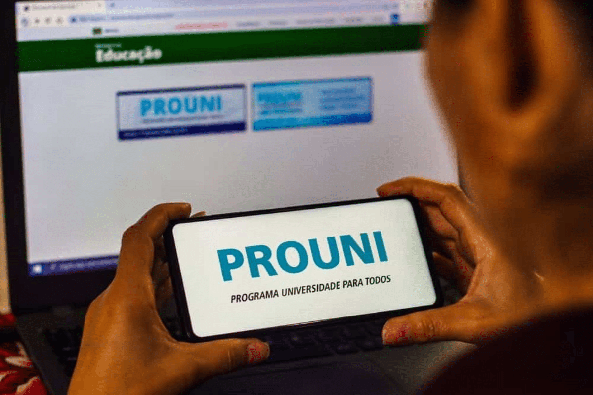 Prouni 2024/1 está com as inscrições abertas! (Foto: rafapress/Shutterstock)