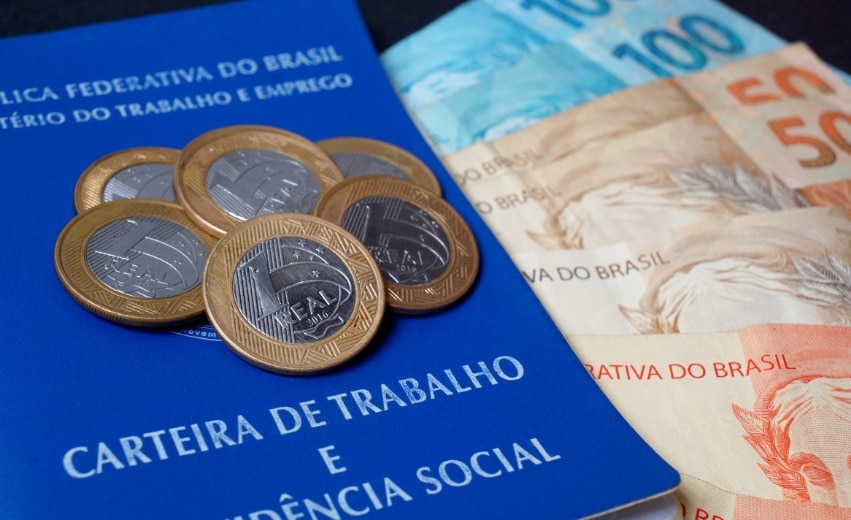 carteira de trabalho com dinheiro