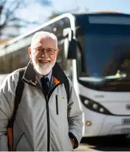 Velho idoso na frente de um onibus de turismo em ferias ai gerou arte.jpg e1714048320987