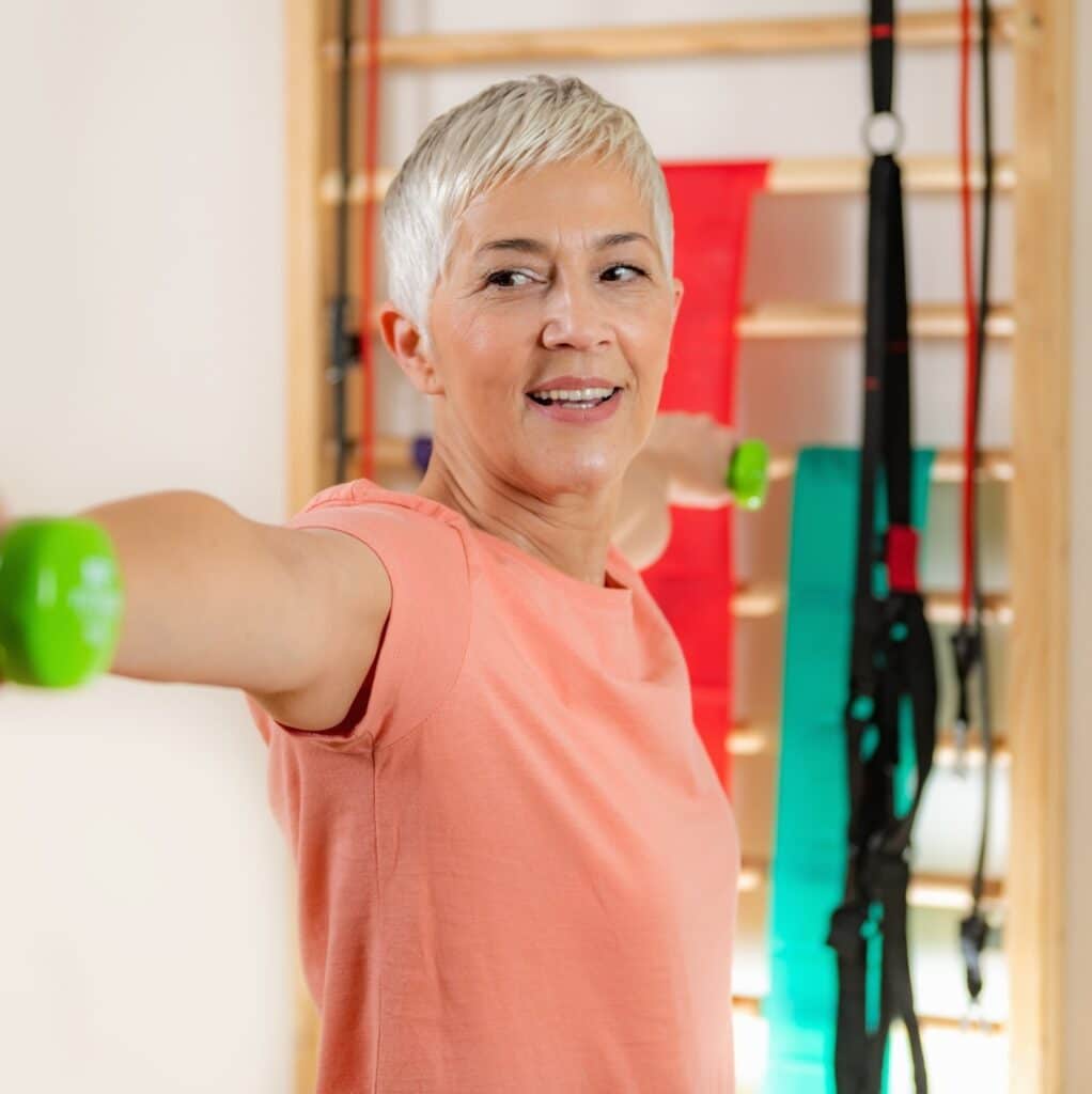 Estudo revela quais as melhores cidades para curtir a aposentadoria no Brasil 1 mulher mais velha idosa segurando peso musculacao exercicio sarcopenia 1699552878762 v2 1x1