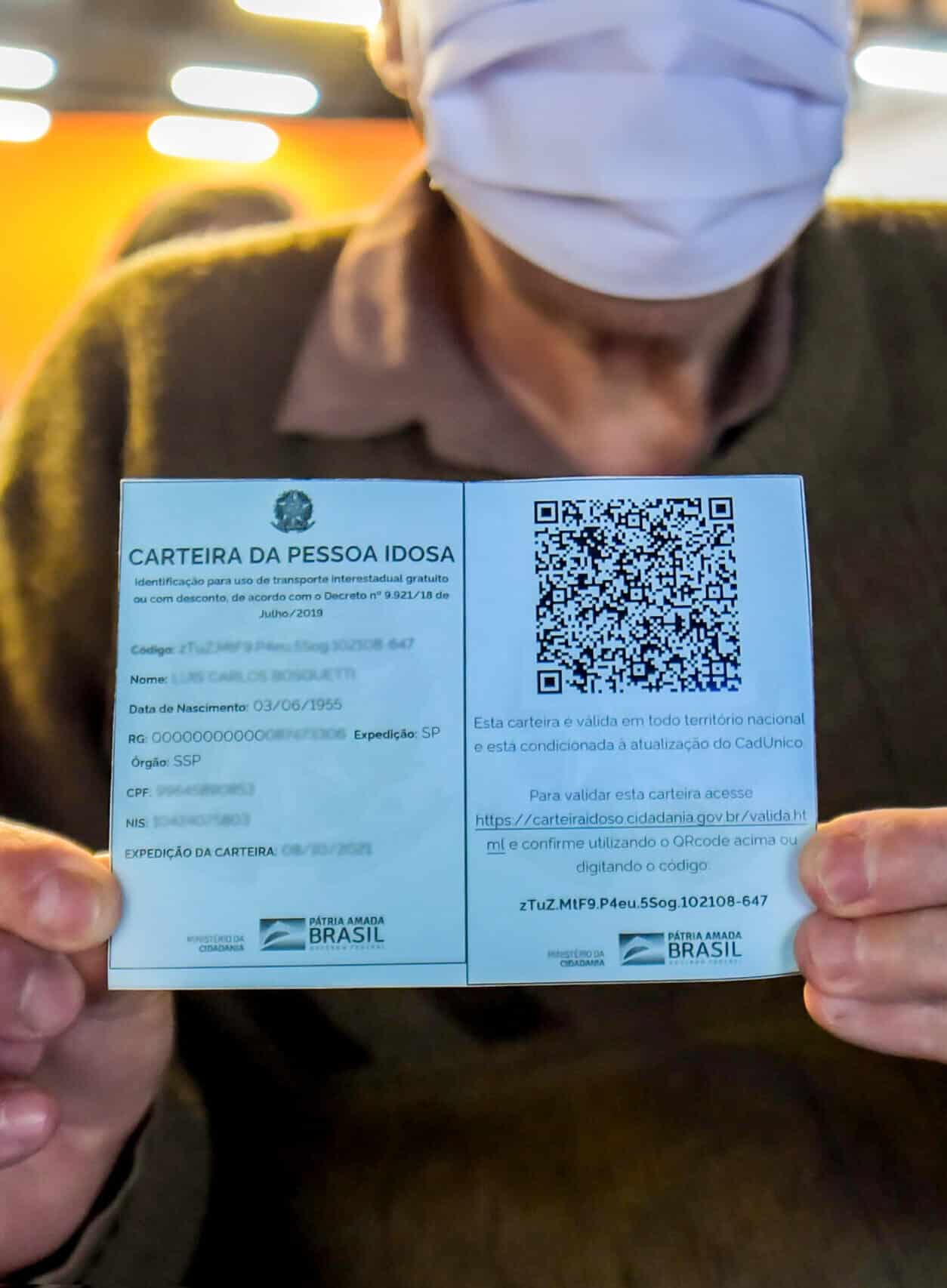 noticiasconcursos.com .br voce conhece a carteira do idoso saiba como solicitar e aproveite os seus beneficios entrega cartao do idoso fotos ivanildo porto 12 scaled 1 e1712240142763