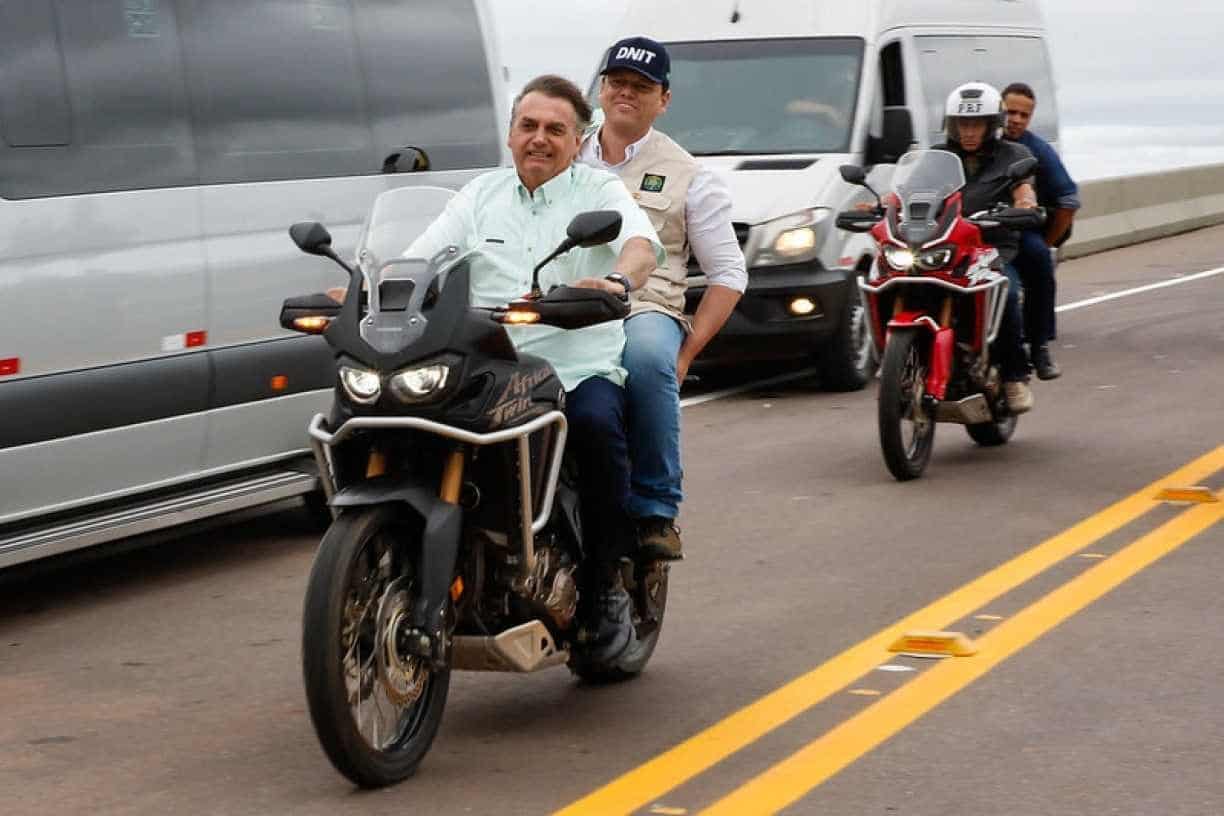Jair Bolsonaro e Tarcísio Ferreira sem capacete. (Foto: Anderson Riedel | Palácio do Planalto | Divulgação)