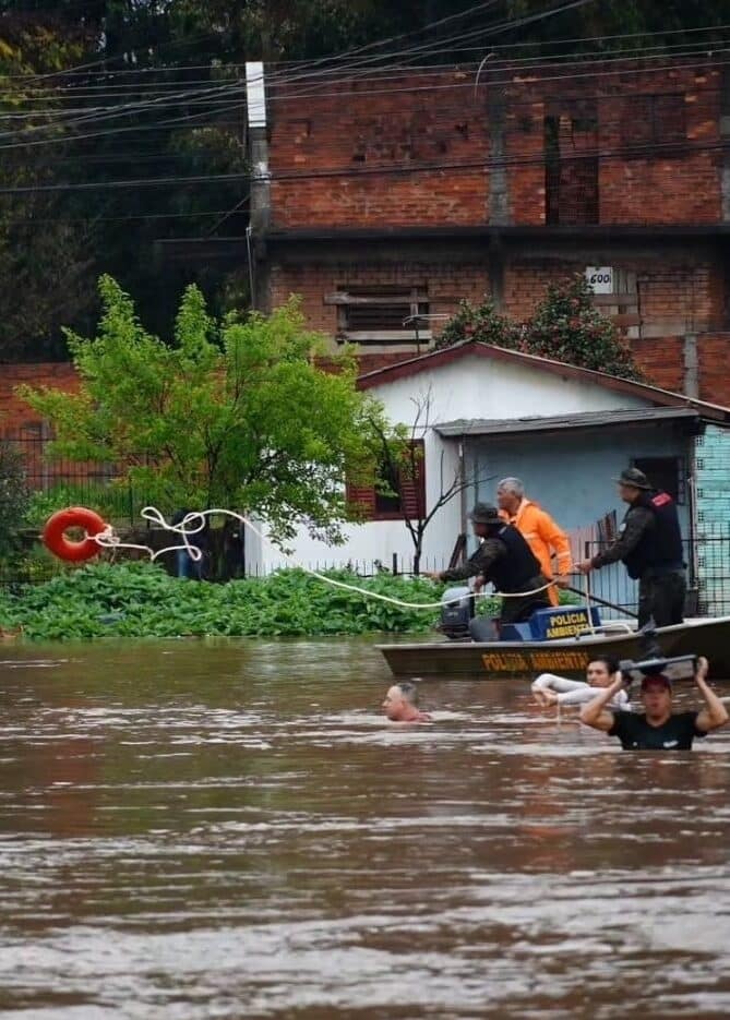 vitimas sao resgatadas de casa inundada apos chuvas em passo fundo rs 1693850325778 v2 1x1 e1715002213303