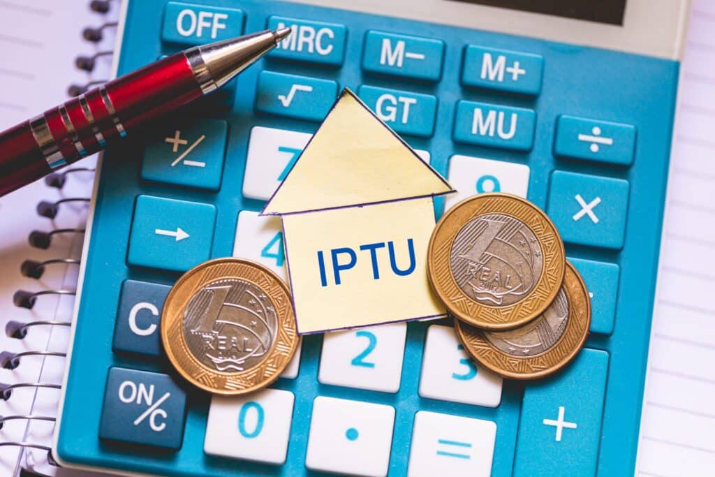 Aposentados podem se livrar de dívida no Brasil e poucos sabem disso 1 IPTU pela metade do preco