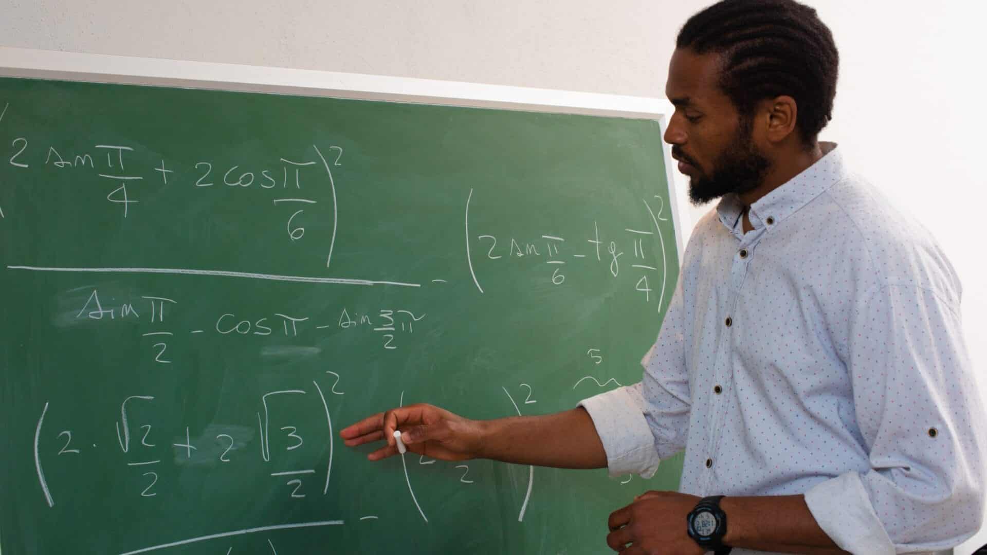 O que se sabe sobre programa Pe de meia que quer estimular a formacao de professores