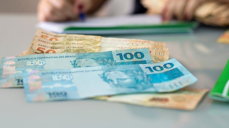 Trabalhadores podem receber ate R 6.220 em fevereiro veja quem tem direito