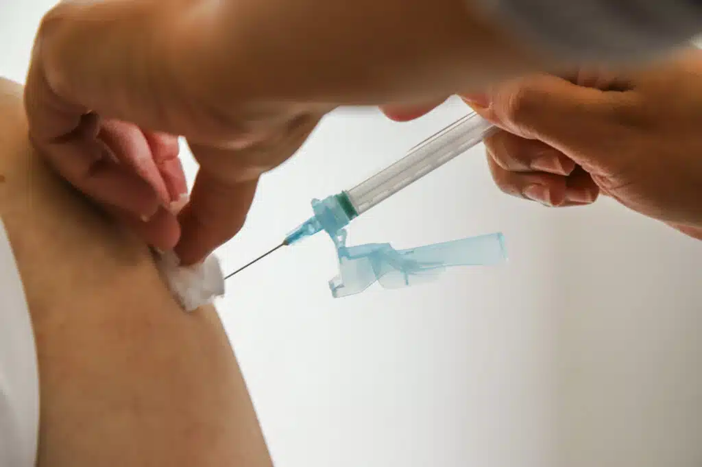 Nova vacina contra a COVID começa a ser aplicada: Saiba quem deve tomar 1 00467033