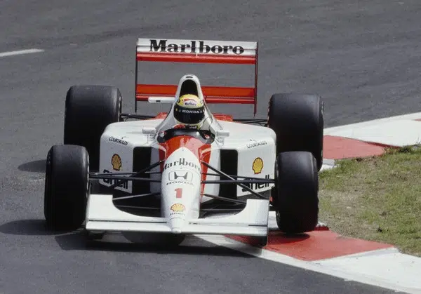 Capacete utilizado por Ayrton Senna acaba de ser vendido por milhões de dólares 1 image 122
