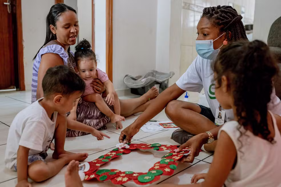 katia e os filhos durante atividades do programa
