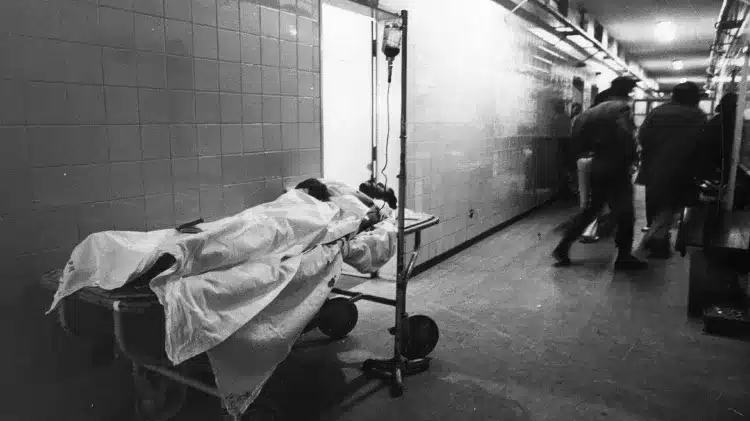 paciente aguarda em corredor de pronto socorro de hospital em sao paulo em 1973