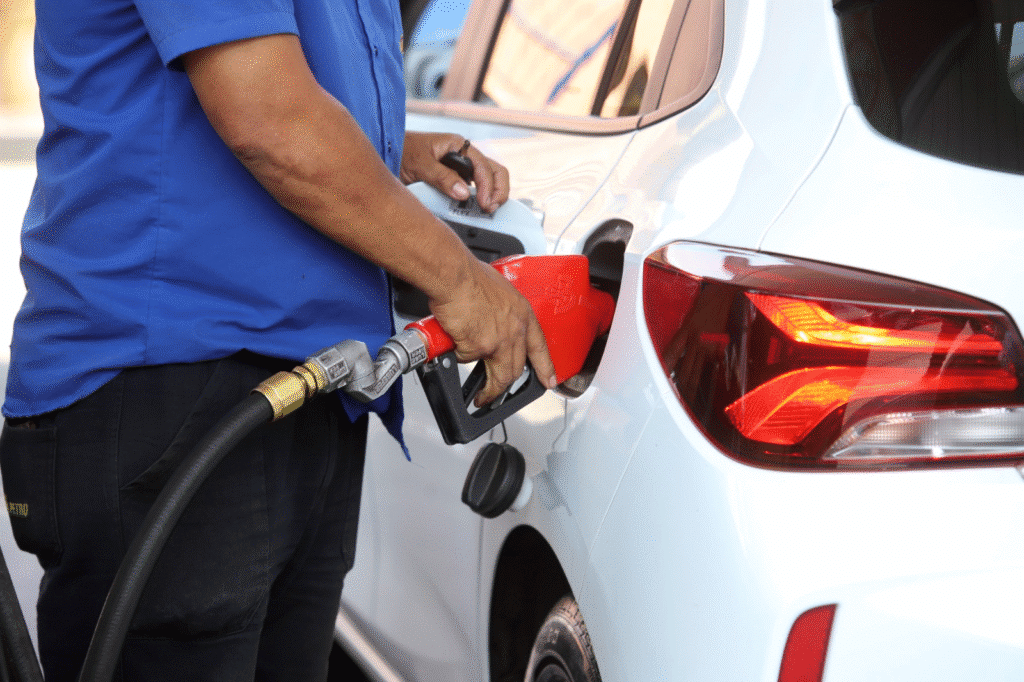 Queda na gasolina traz alívio para brasileiros 1 image 96