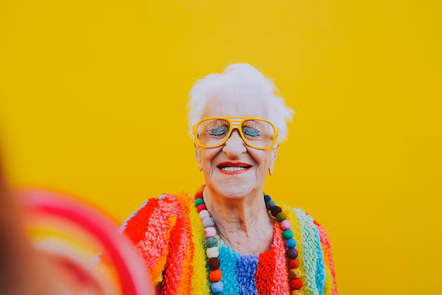 mulher sorridente vestindo roupas coloridas contra um fundo amarelo 1048944 15791171