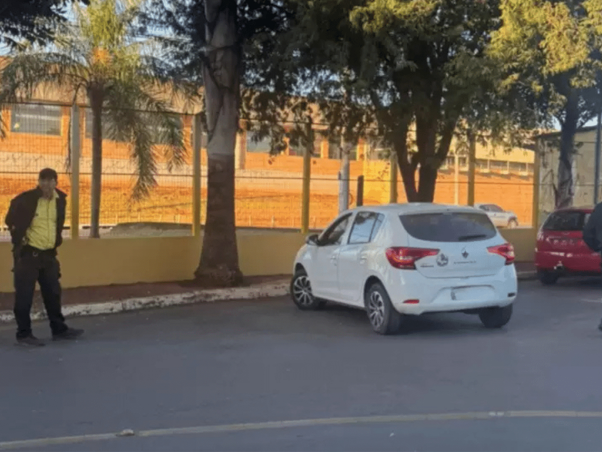 candidata chega dirigindo em prova teorica cnh